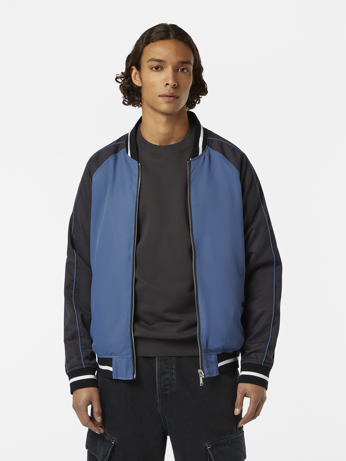 Reversible and ready to switch up your style, this bomber jacket offers two distinct looks. One side features a bold print, while the other showcases a sleek, solid colour, giving you effortless versatility for any occasion.
100% Polyester
Regular fit