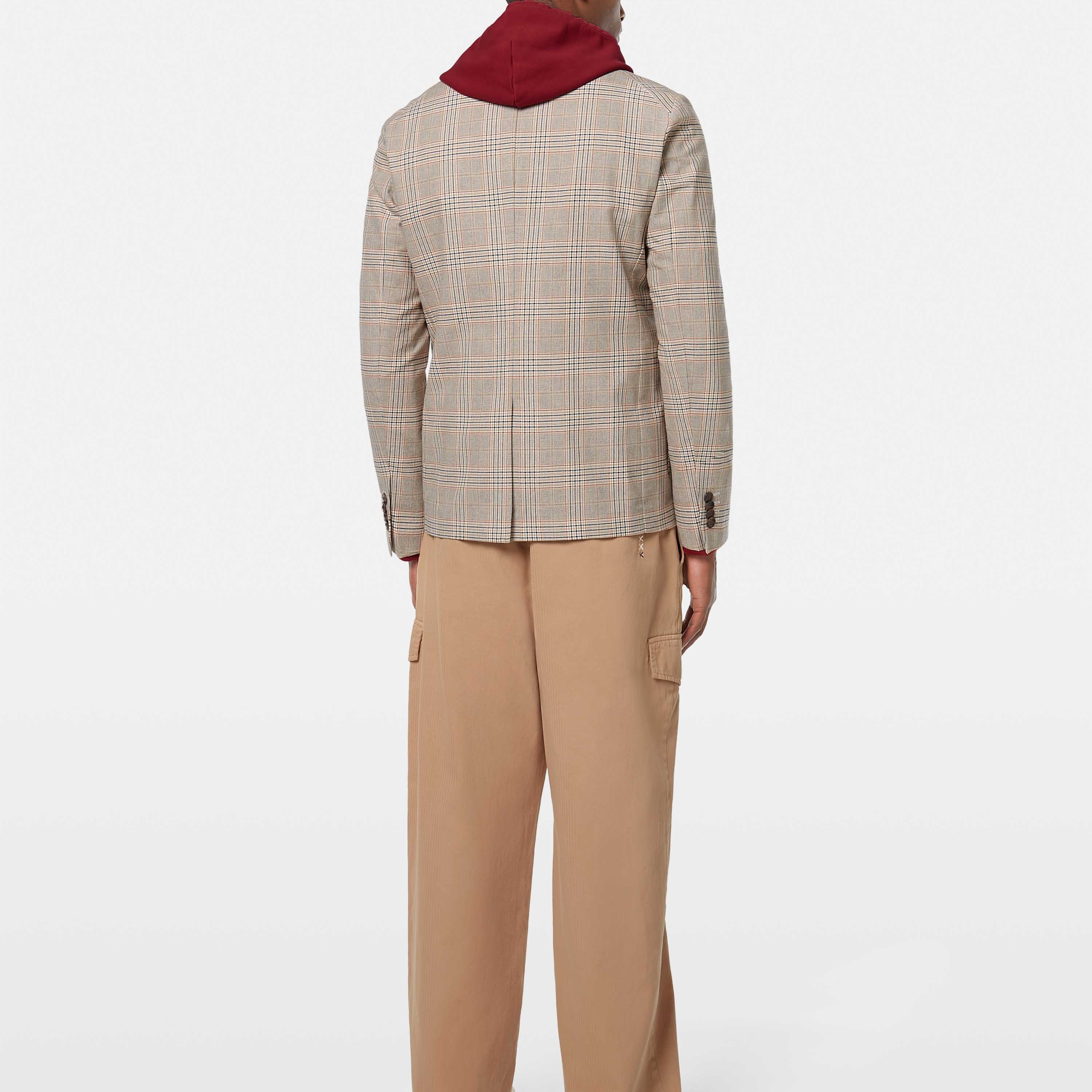 Crafted from a breathable cotton-linen blend, this yarn-dyed blazer delivers timeless style with a relaxed, tailored fit.
81% Cotton, 19% Linen