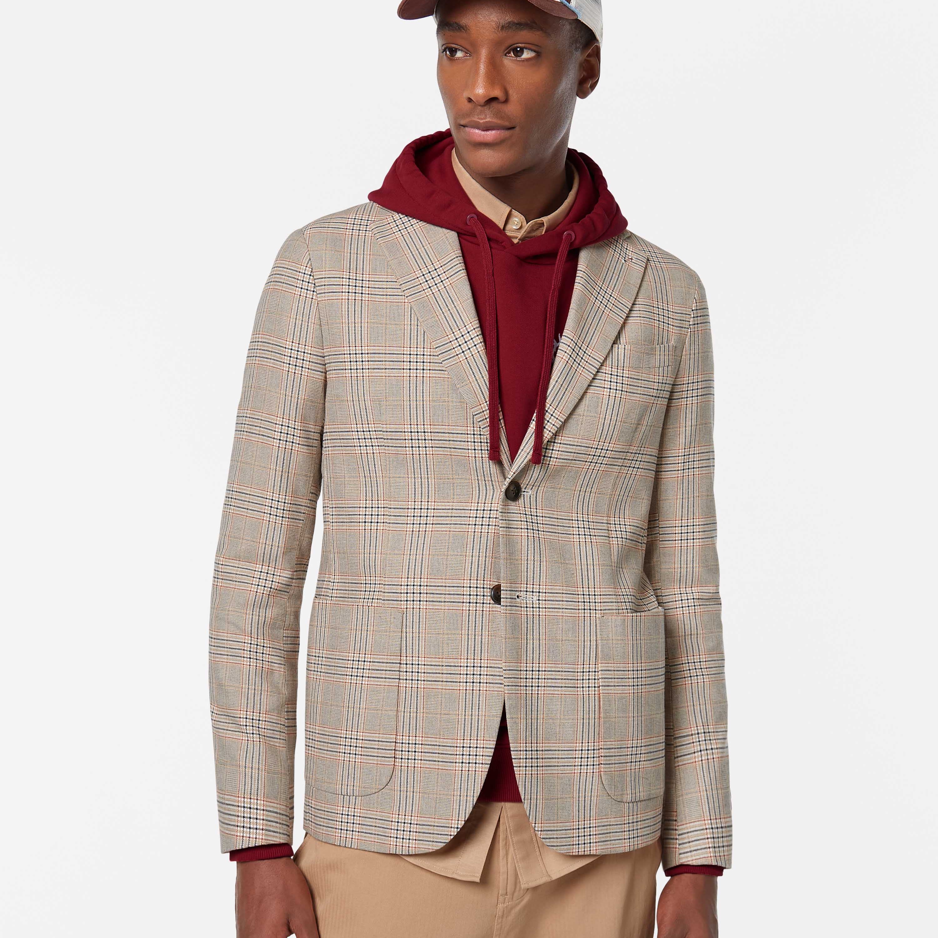 Crafted from a breathable cotton-linen blend, this yarn-dyed blazer delivers timeless style with a relaxed, tailored fit.
81% Cotton, 19% Linen