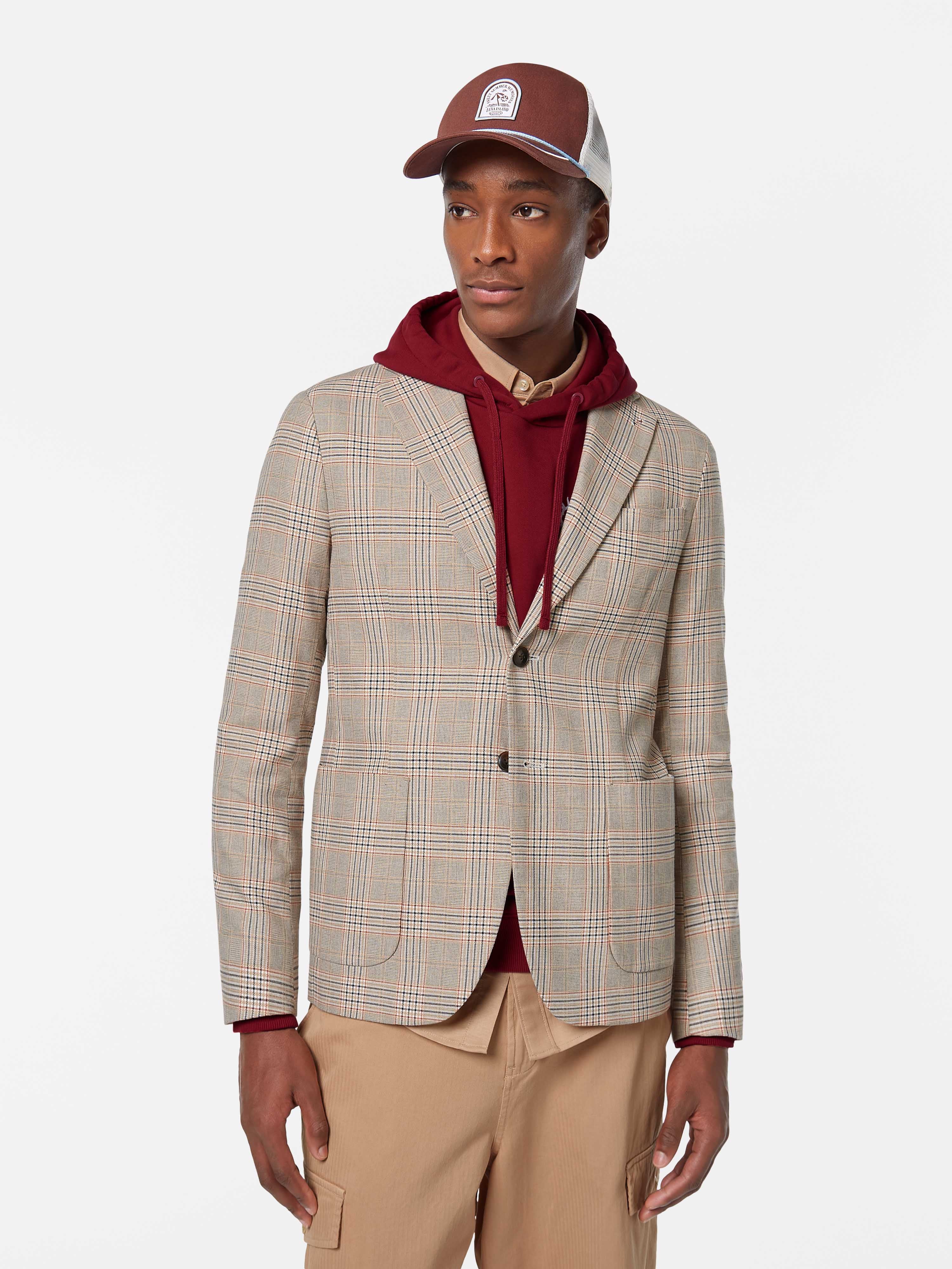 Crafted from a breathable cotton-linen blend, this yarn-dyed blazer delivers timeless style with a relaxed, tailored fit.
81% Cotton, 19% Linen