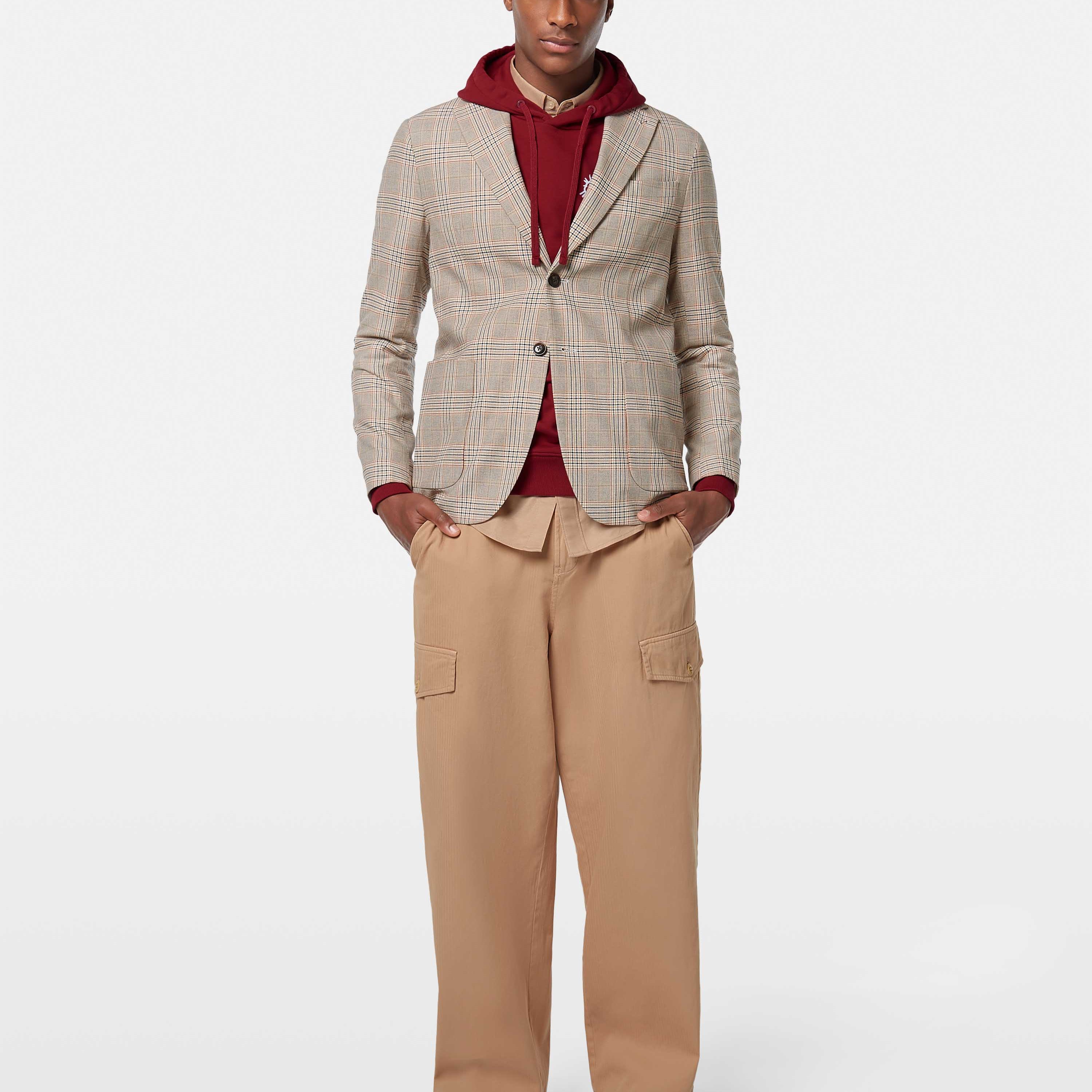 Crafted from a breathable cotton-linen blend, this yarn-dyed blazer delivers timeless style with a relaxed, tailored fit.
81% Cotton, 19% Linen