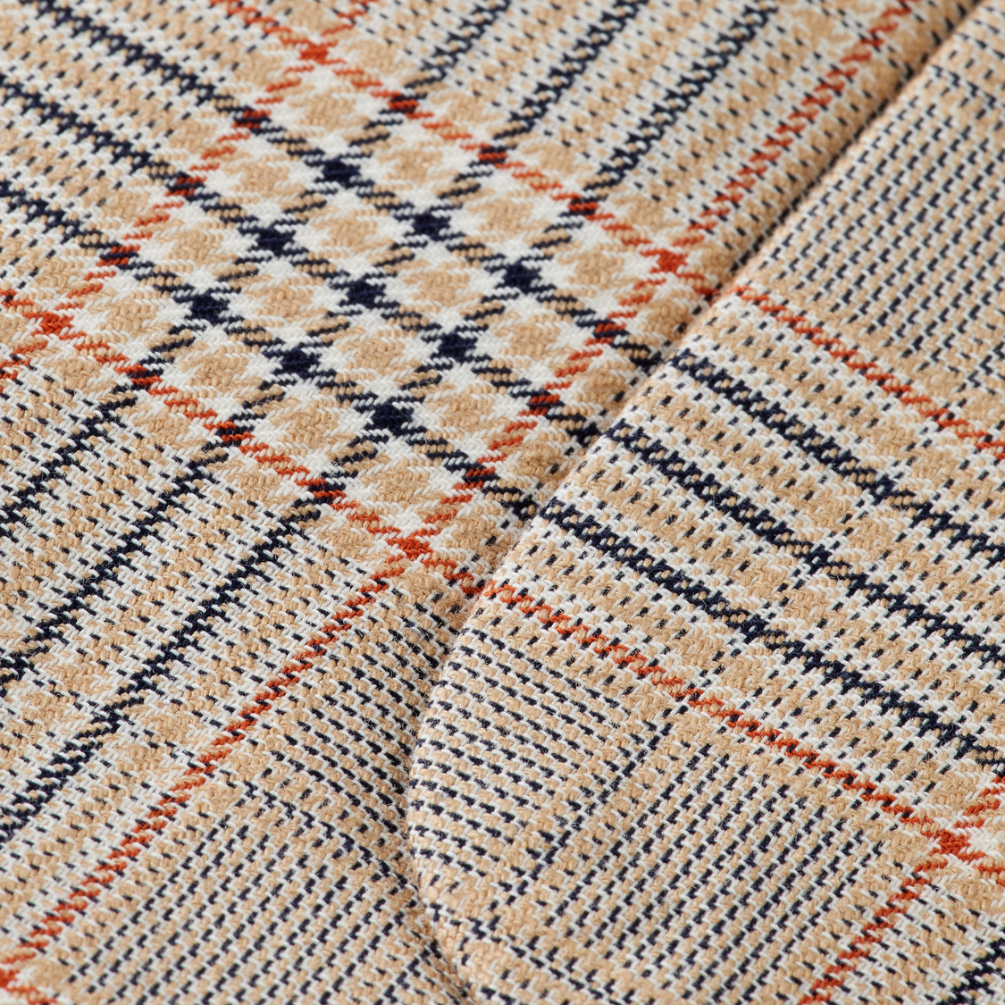 Crafted from a breathable cotton-linen blend, this yarn-dyed blazer delivers timeless style with a relaxed, tailored fit.
81% Cotton, 19% Linen