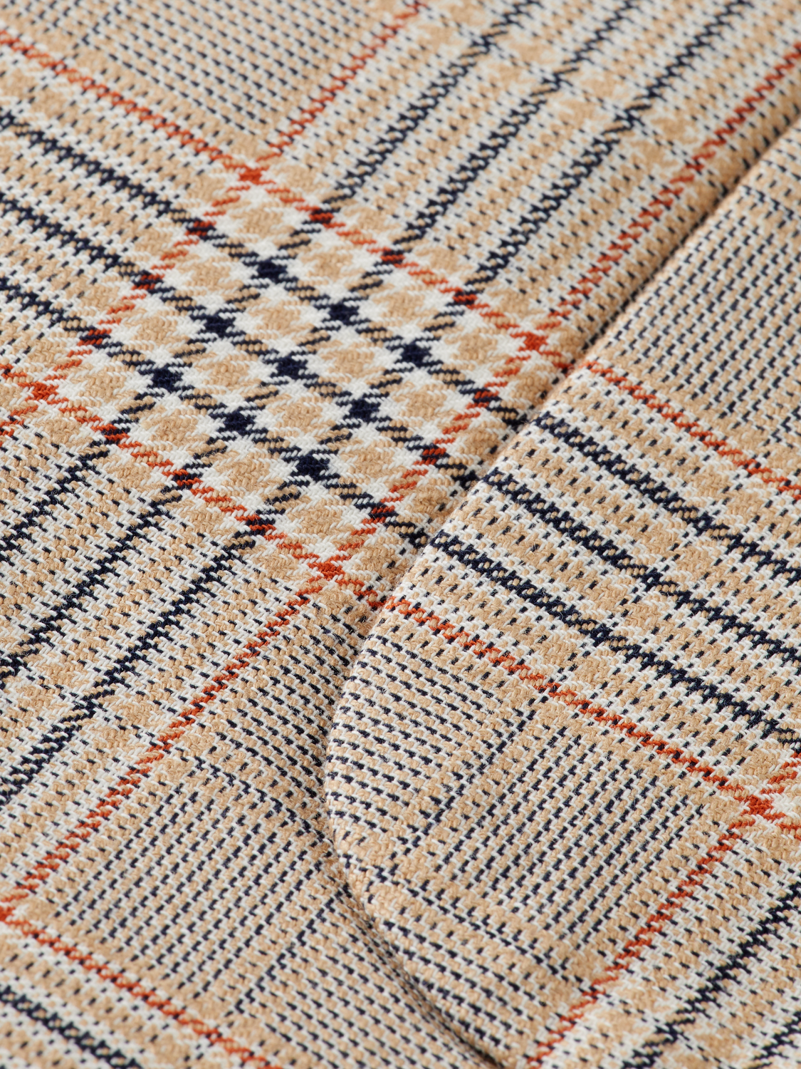 Crafted from a breathable cotton-linen blend, this yarn-dyed blazer delivers timeless style with a relaxed, tailored fit.
81% Cotton, 19% Linen