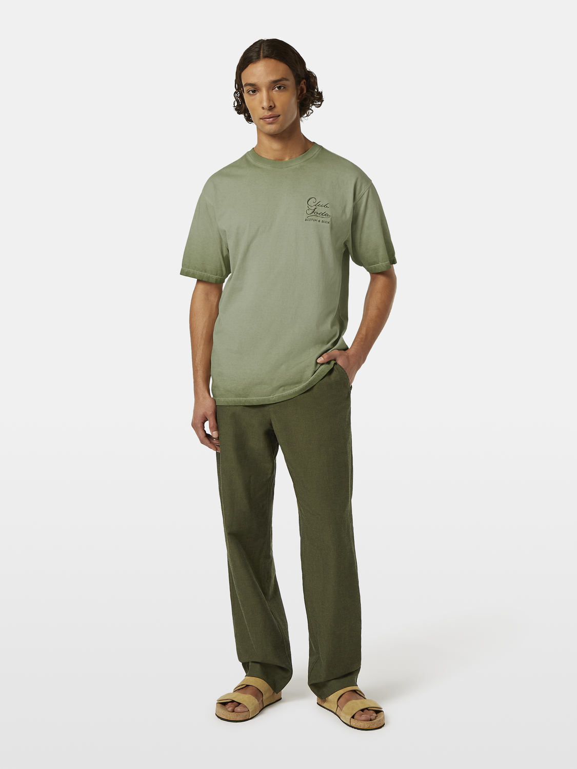 The Relaxed-Fit Inside Out Cold Dye T-Shirt is all about cool comfort with a twist. It's your everyday essential with an edgy vibe.
100% Cotton