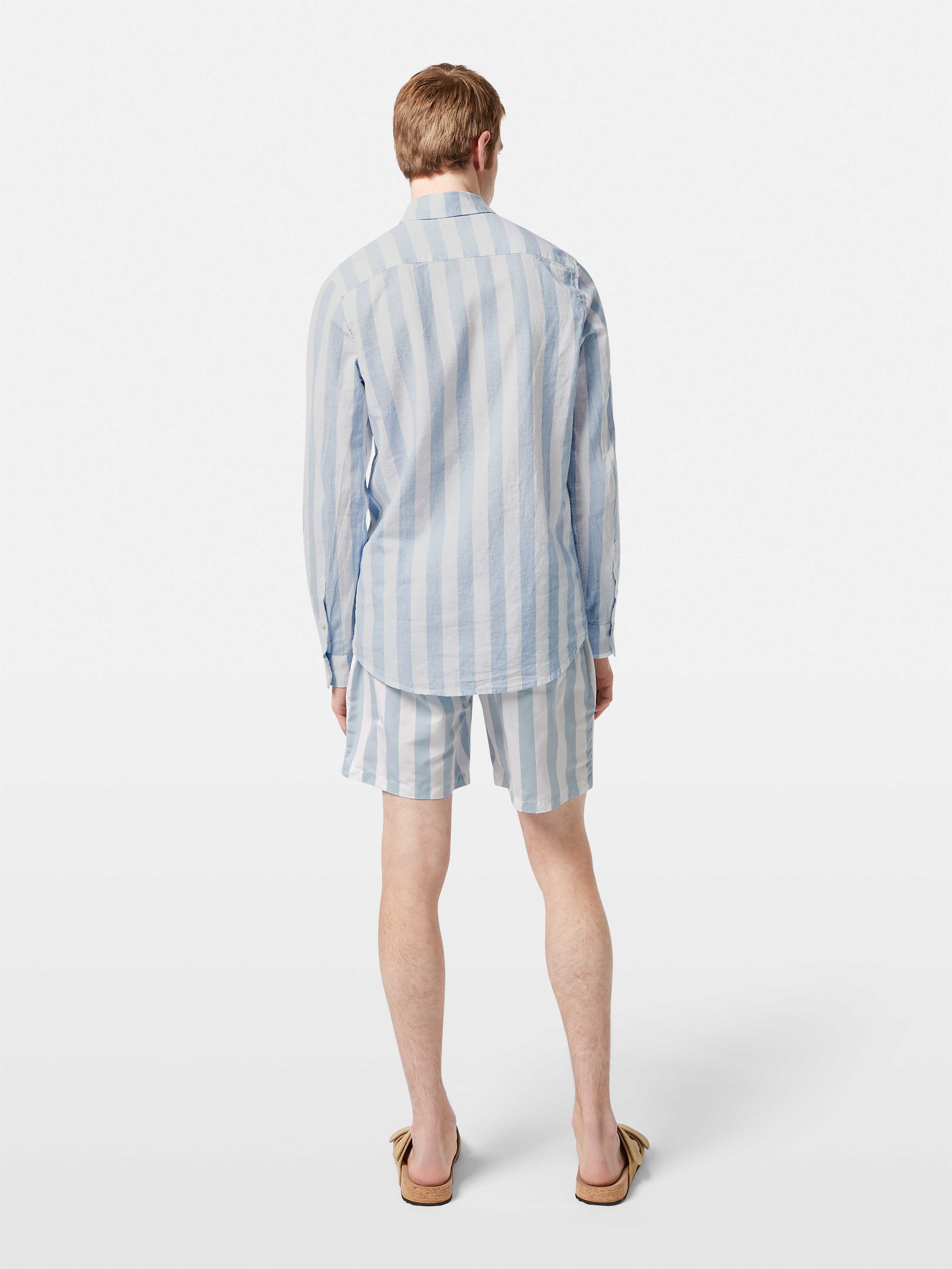 This lightweight long-sleeved seersucker shirt features classic stripes and a textured finish, blending comfort with effortless style.
100% Cotton
Regular fit