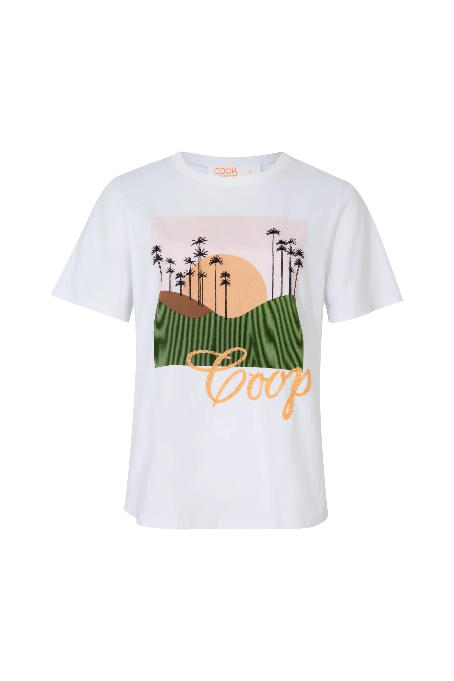 Add a summer touch to your wardrobe with the ‘Private Island’ t-shirt. Crafted in the ‘Got to Tee There’ cotton t-shirting, this classic fit tee features a printed COOP graphic emulating all things summer. Pair with the ‘Pocket Fuel’ short for a classic, warm weather look.
• Standard fit
• 'Palm Springs' COOP graphic print with embroidery
• Chain stitch embroidered logo
• Rib collar
100% Cotton