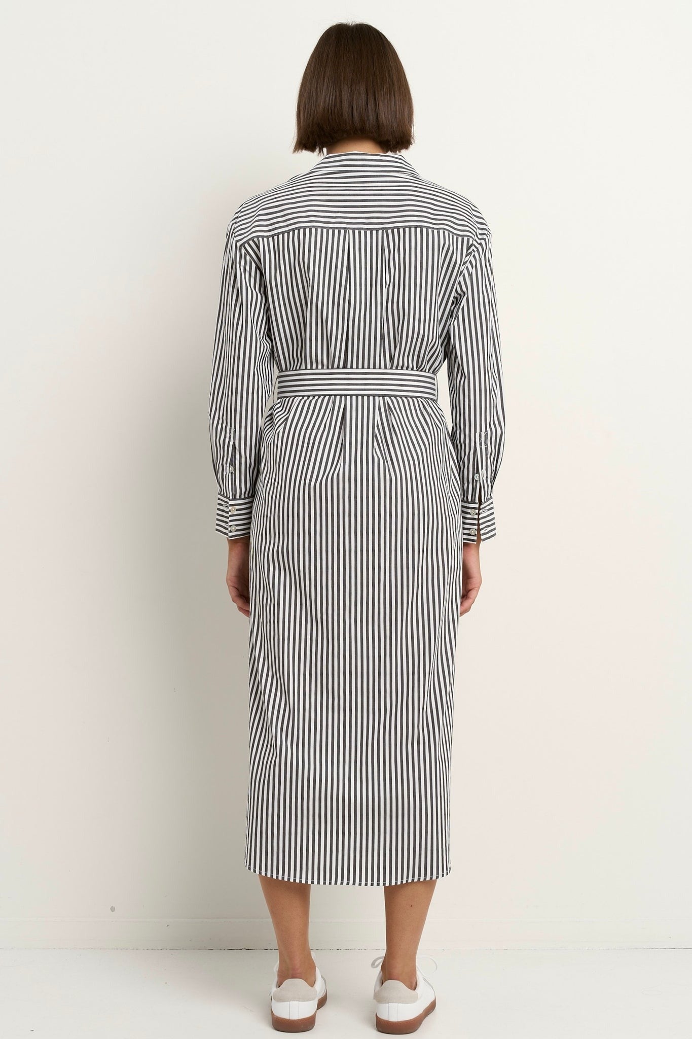 Say yes to timeless stripes with a modern twist, the Forward Black Stripe Shirt Dress blends structure and ease in all the right ways. With its flattering tie waist, crisp collar, and functional pockets, this dress does it all without ever feeling fussy. Throw it on and go, or style it up with your favourite accessories. A true high-low hero, equally perfect for desk days, market strolls or casual catch-ups.
- Classic black and white vertical stripe
- Button-down front with shirt collar
- Removable waist t