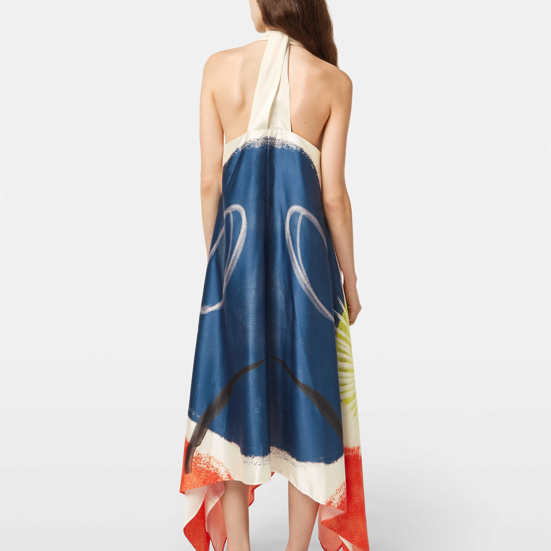 Effortlessly sophisticated, this midi dress showcases a bold abstract print and a relaxed silhouette for a perfect blend of style and ease.
100% Polyester