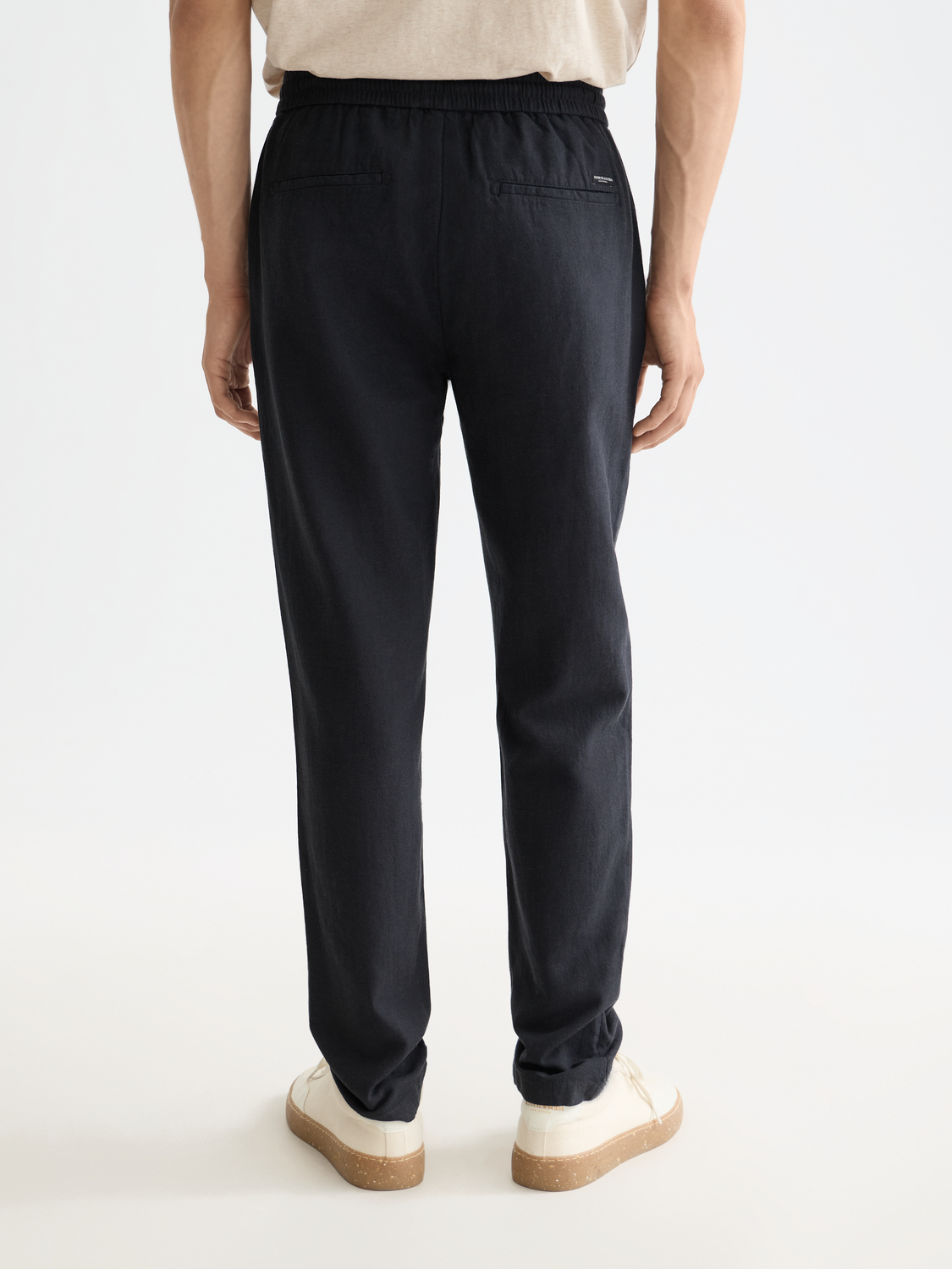 Embrace laid-back comfort with our Warren twill jogger pants. These joggers combine a relaxed aesthetic with breathable fabric - ideal for both leisure and spontaneous thrills.

Men's pants
Straight-fit
Zipper and button closure
Back pocket
Side pockets
67% Cotton, 33% Linen