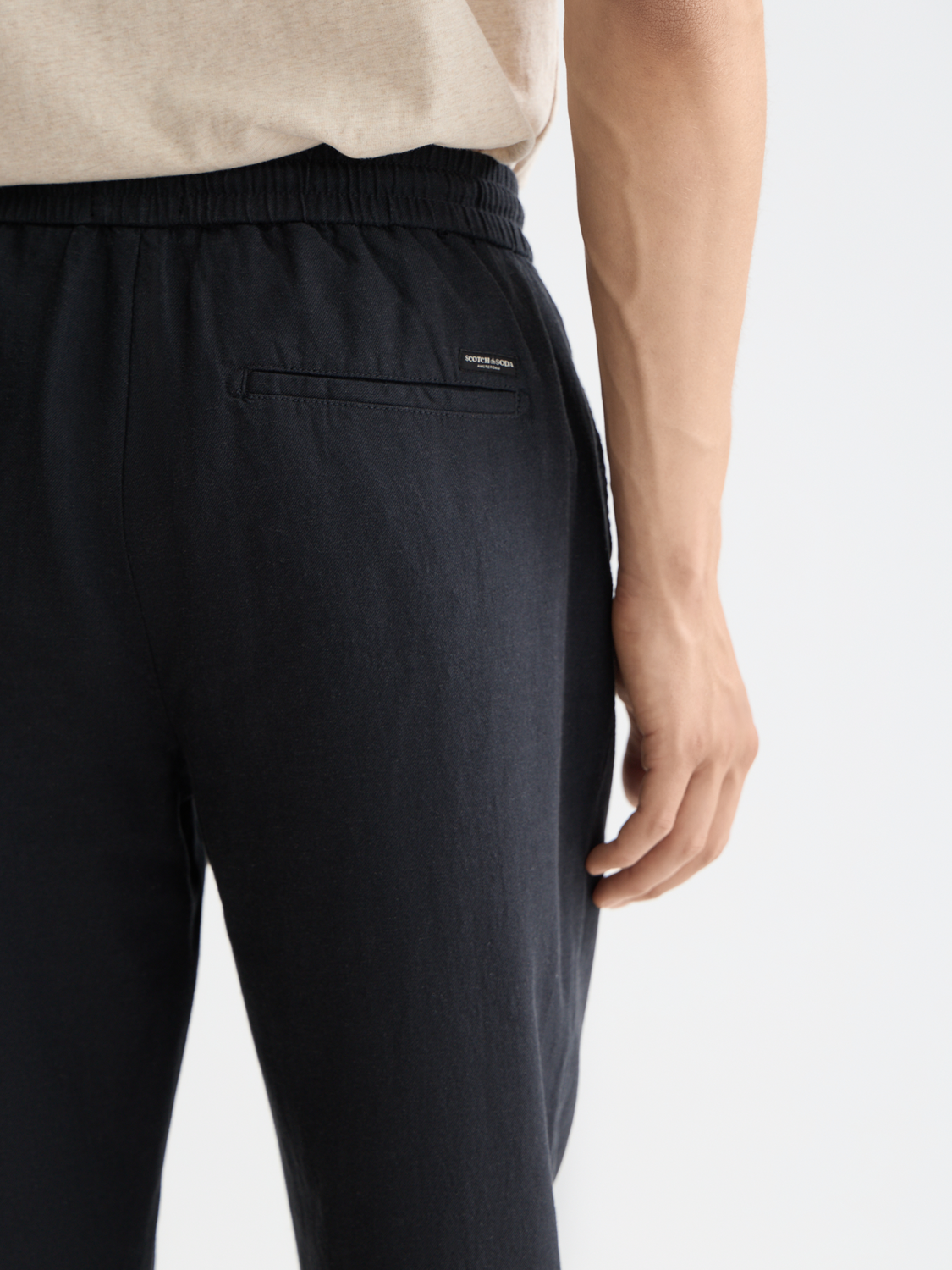 Embrace laid-back comfort with our Warren twill jogger pants. These joggers combine a relaxed aesthetic with breathable fabric - ideal for both leisure and spontaneous thrills.

Men's pants
Straight-fit
Zipper and button closure
Back pocket
Side pockets
67% Cotton, 33% Linen