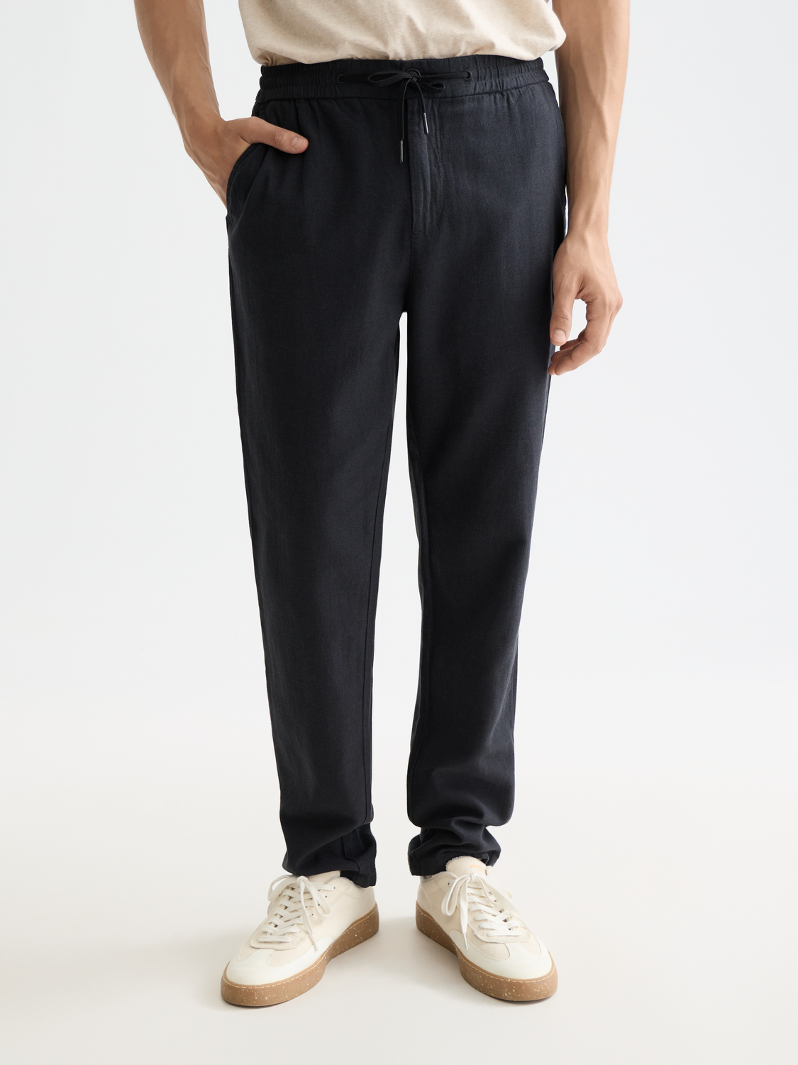 Embrace laid-back comfort with our Warren twill jogger pants. These joggers combine a relaxed aesthetic with breathable fabric - ideal for both leisure and spontaneous thrills.

Men's pants
Straight-fit
Zipper and button closure
Back pocket
Side pockets
67% Cotton, 33% Linen