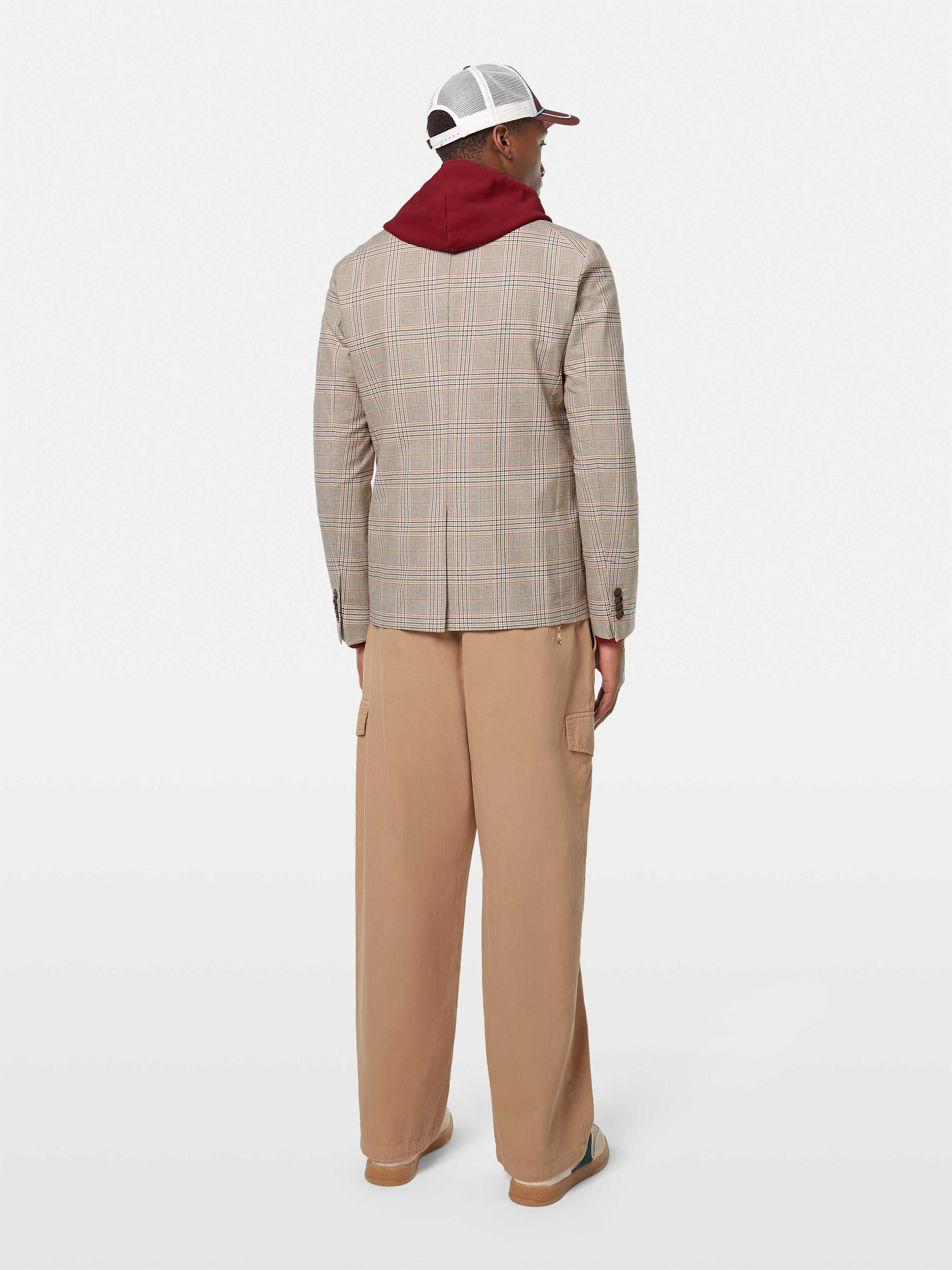 Crafted from a breathable cotton-linen blend, this yarn-dyed blazer delivers timeless style with a relaxed, tailored fit.

81% Cotton, 19% Linen