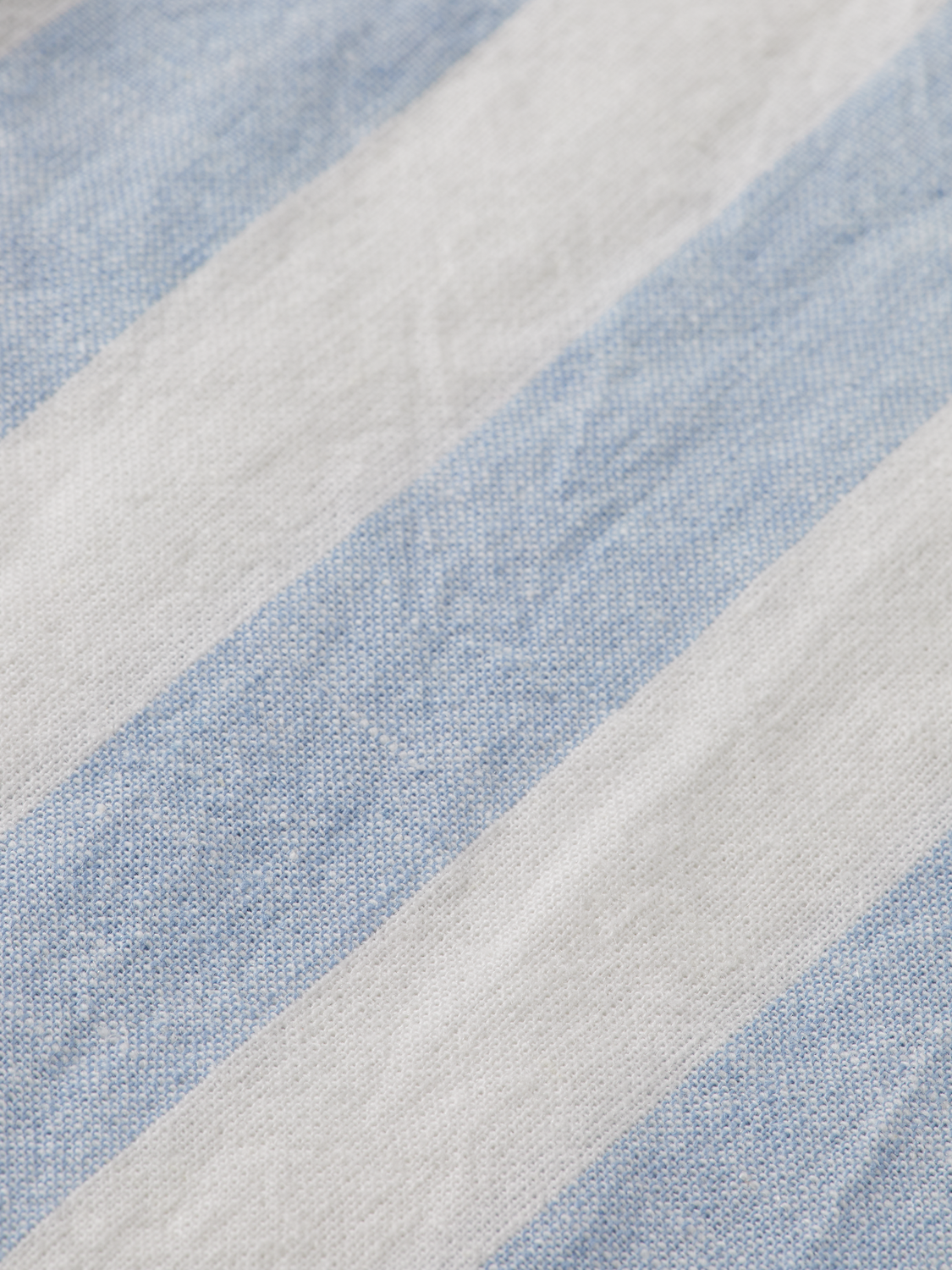 This lightweight long-sleeved seersucker shirt features classic stripes and a textured finish, blending comfort with effortless style.

100% Cotton

Regular fit